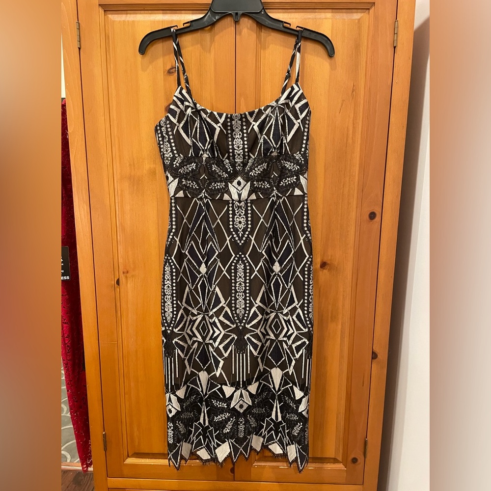 BCBG MAX AZRIA BLACK SILVER COMBO ALESE DECO LACE DRESS. Size 2